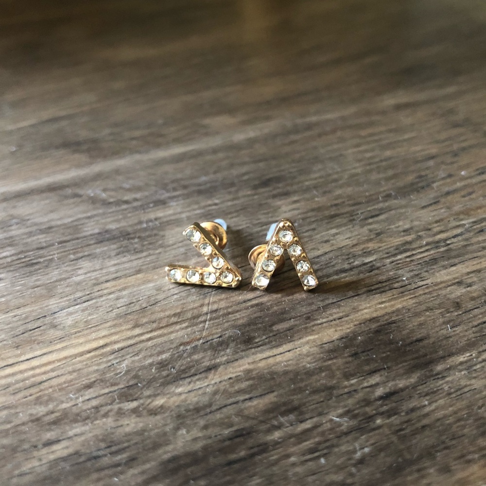 ✨GORGEOUS V-shaped QZ encrusted earrings